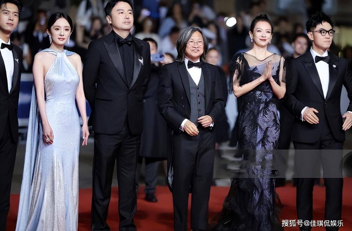 原创            杨幂疑似抢C位，拍照时把章子怡挤到小角落，却被狠狠教训了一顿