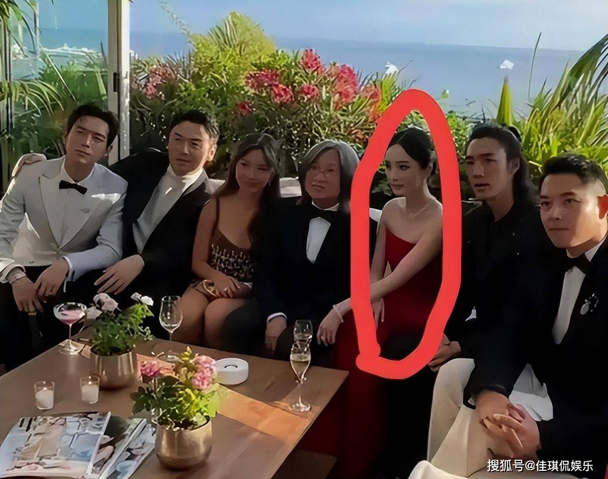 原创            杨幂疑似抢C位，拍照时把章子怡挤到小角落，却被狠狠教训了一顿