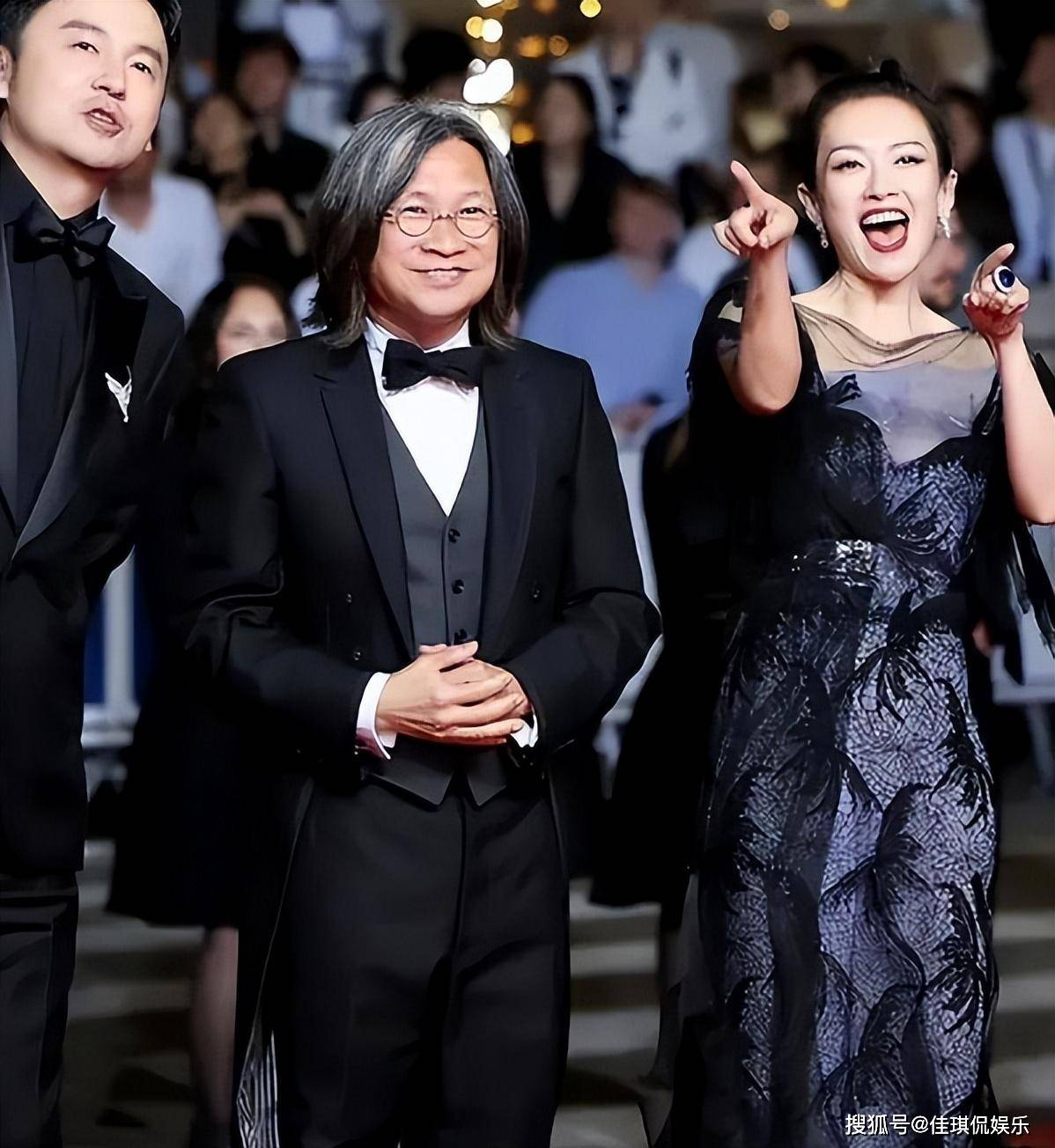 原创            杨幂疑似抢C位，拍照时把章子怡挤到小角落，却被狠狠教训了一顿