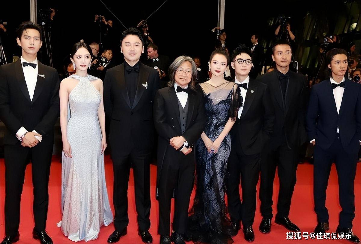 原创            杨幂疑似抢C位，拍照时把章子怡挤到小角落，却被狠狠教训了一顿