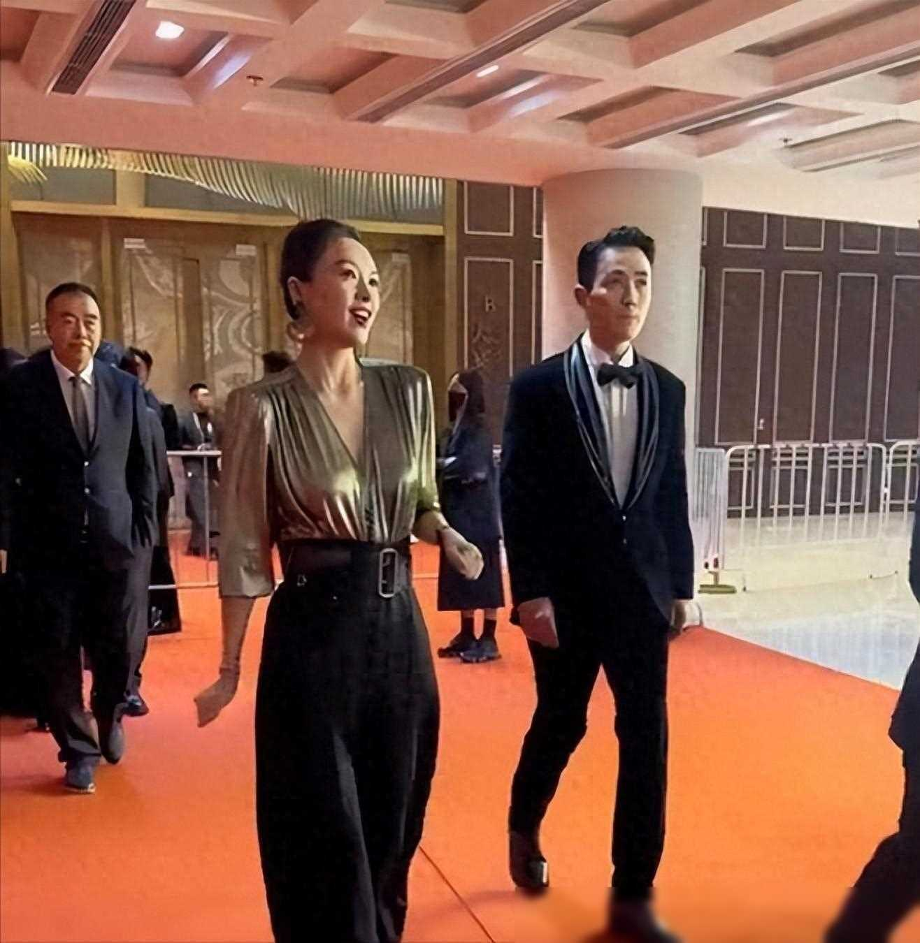 原创            章子怡被嘲胸小，自信站C位风采依旧