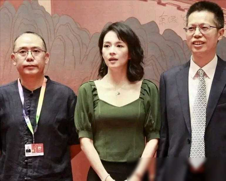 原创            章子怡被嘲胸小，自信站C位风采依旧