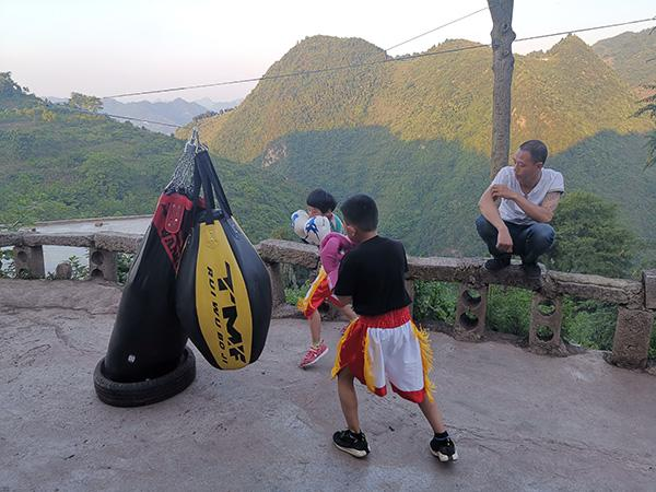 贵州拳击女童小汤圆：跟着父亲学拳击，梦想成为世界冠军