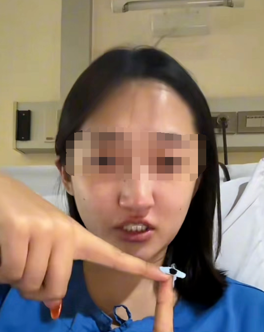 女子泰国玩滑翔伞摔断腿