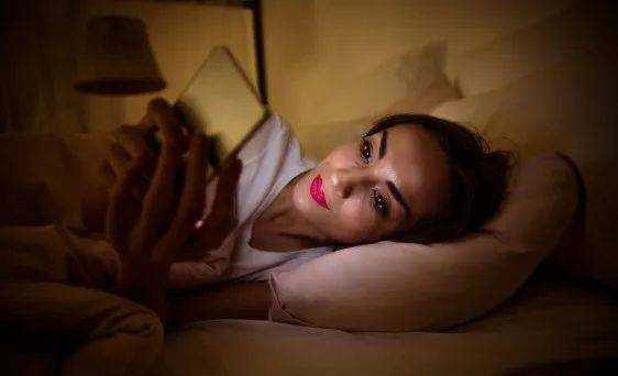 经常熬夜的人身体会发臭：解析现象与背后的健康警示