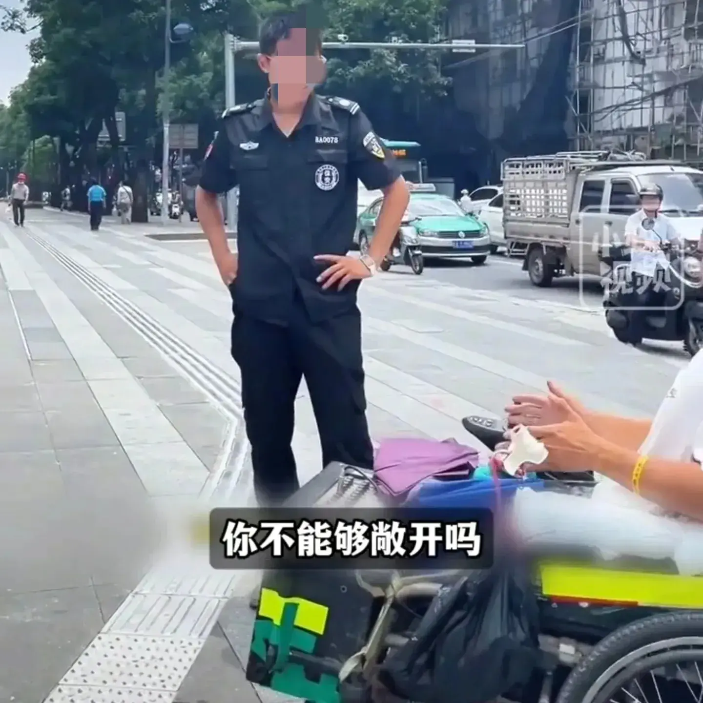 残障人士被石墩拦在盲道外，工作人员称已经买下盲道，官方澄清！