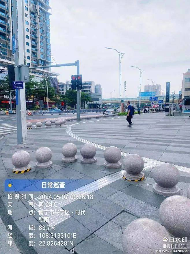 残障人士走盲道被石墩阻挡，工作人员称盲道已被商场“买断”？多方回应