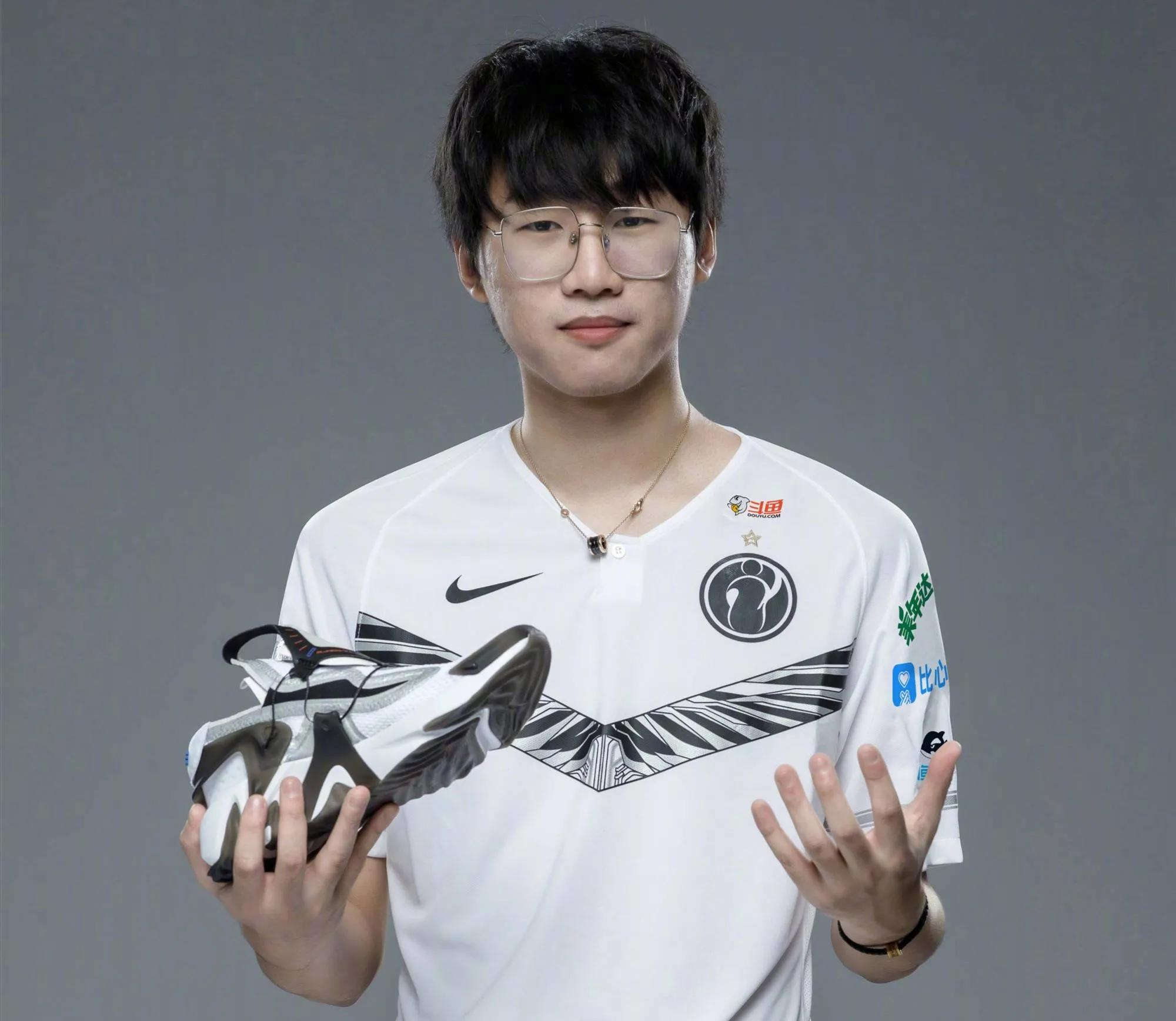 Rookie评价Ning，操作一般，优点胆子大，三叉戟总有一天会重聚