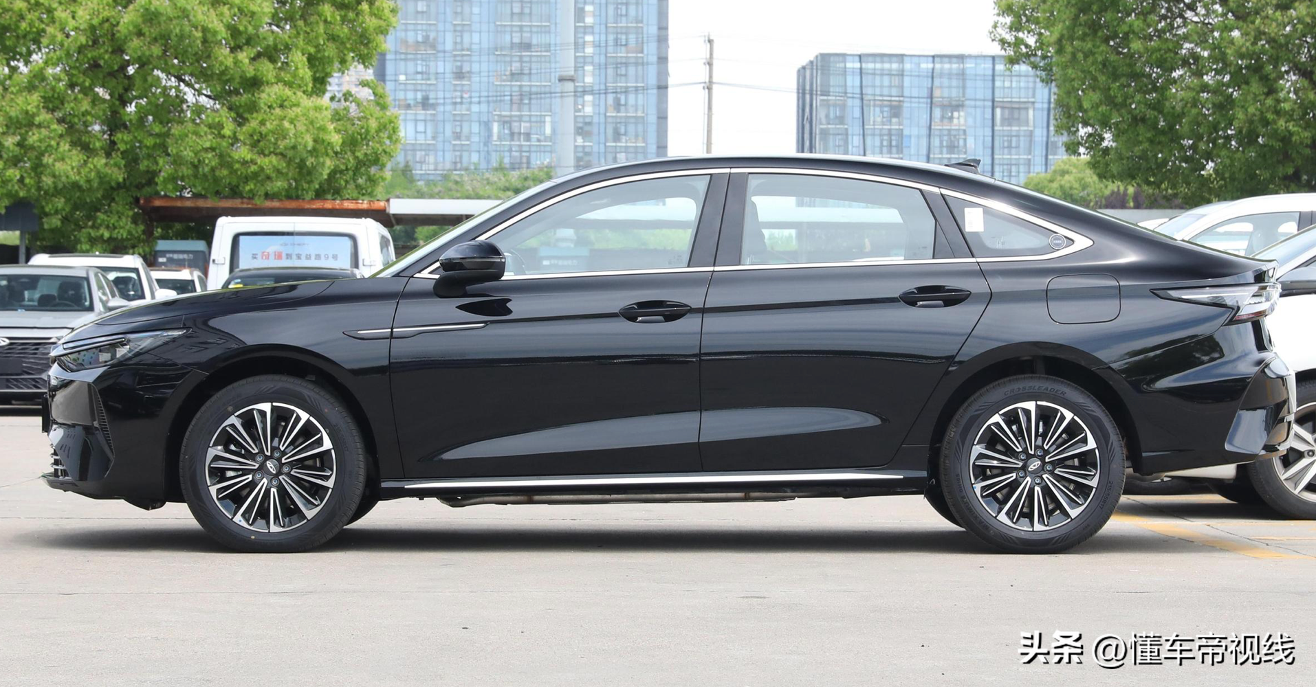 新车 | 售10.99万元起，奇瑞风云A8远航版到店实拍，吉利银河L6同级