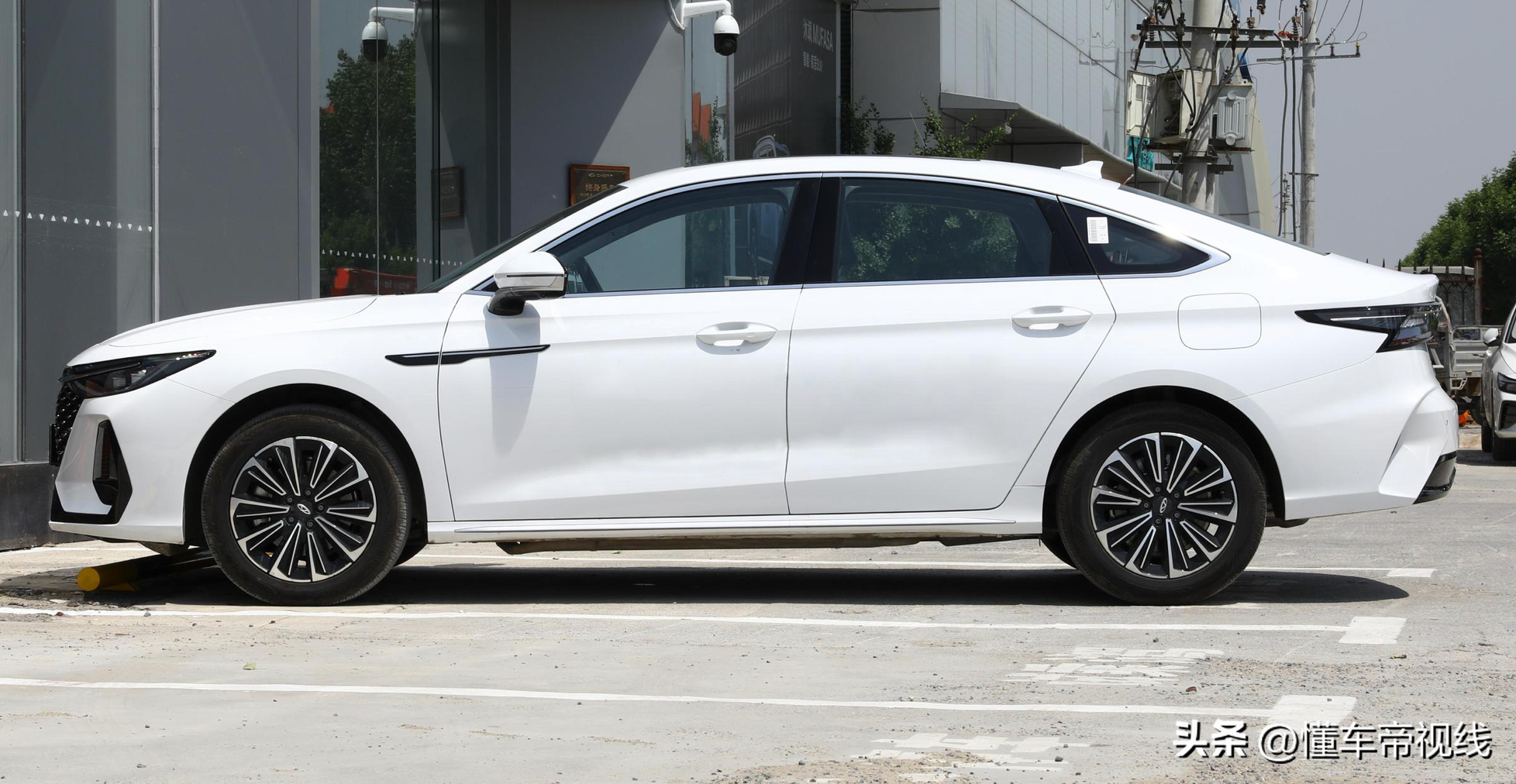 新车 | 售10.99万元起，奇瑞风云A8远航版到店实拍，吉利银河L6同级