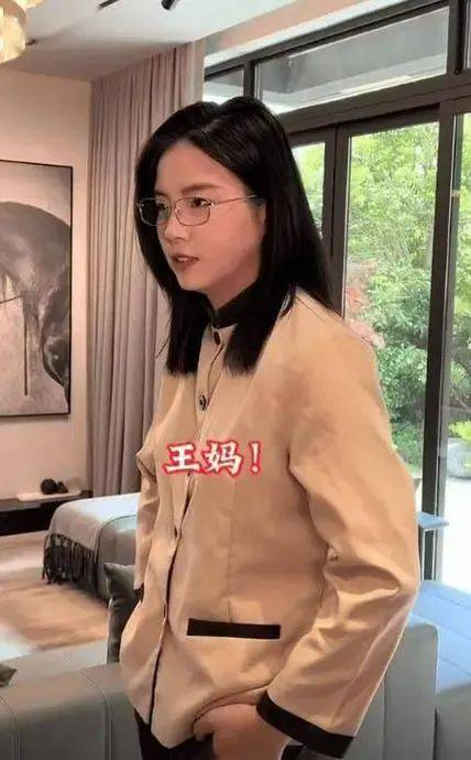 卧槽，她在塌一种很新的房？