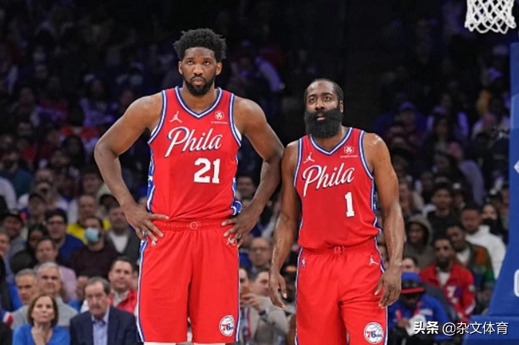 两位天才惺惺相惜！哈登出手少并不是本意，76人出现一大弊端