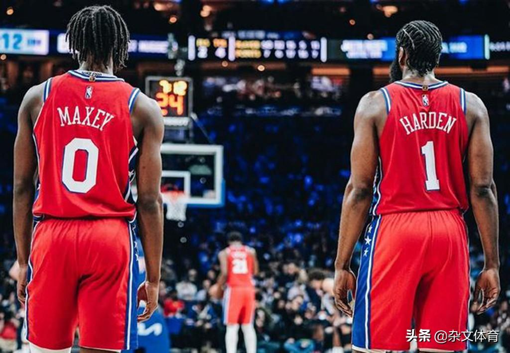 两位天才惺惺相惜！哈登出手少并不是本意，76人出现一大弊端