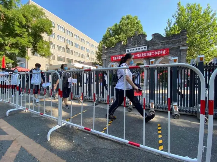 今天，有5名考生拿到了“特殊”的考卷-现有5名考生的成绩分别为55