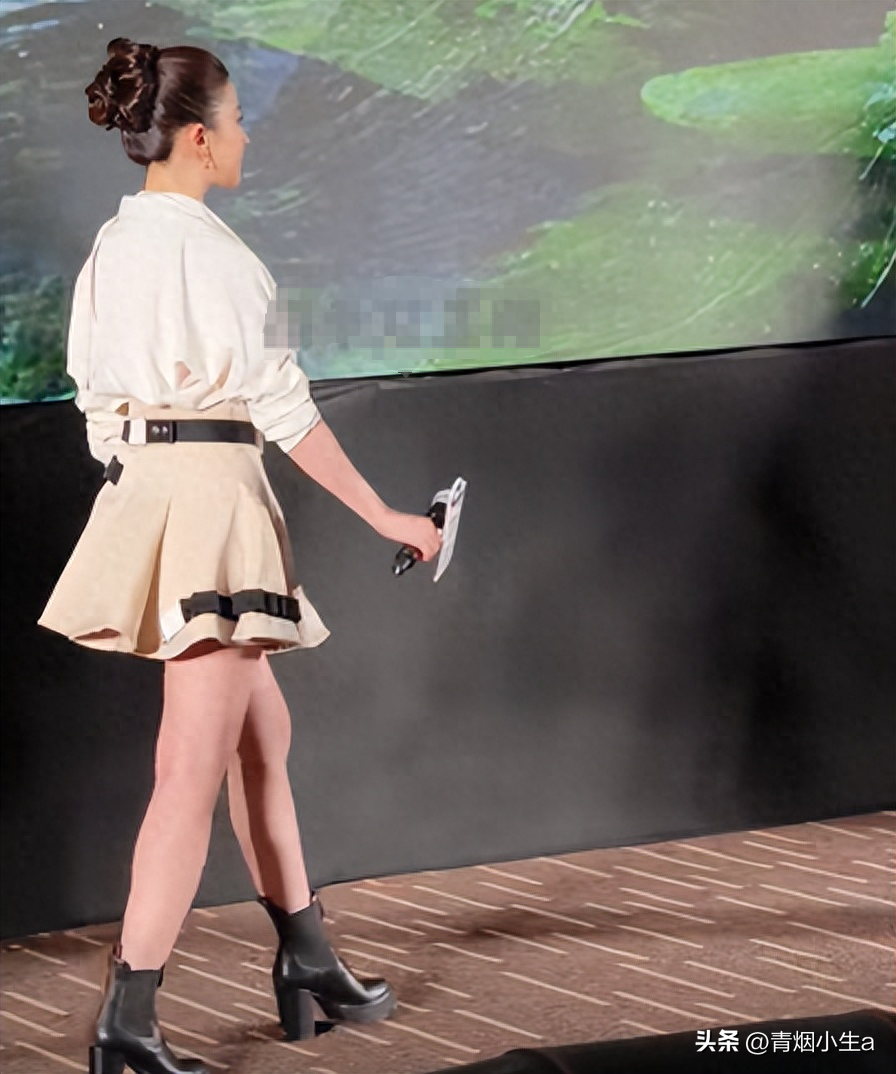 36岁刘亦菲亮相新作发布会，粗短大白腿引热议，网友：目测110斤-刘亦菲显小