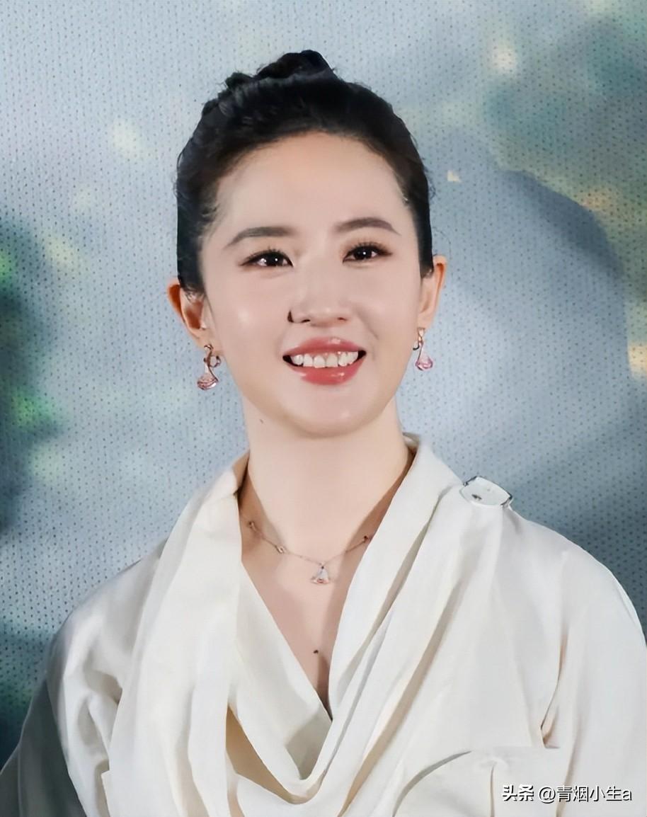 36岁刘亦菲亮相新作发布会，粗短大白腿引热议，网友：目测110斤-刘亦菲显小