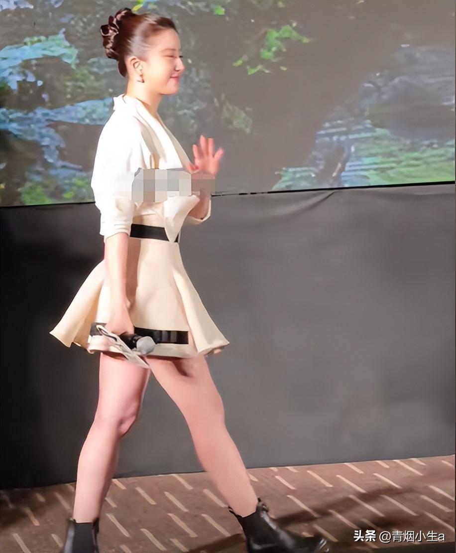 36岁刘亦菲亮相新作发布会，粗短大白腿引热议，网友：目测110斤-刘亦菲显小