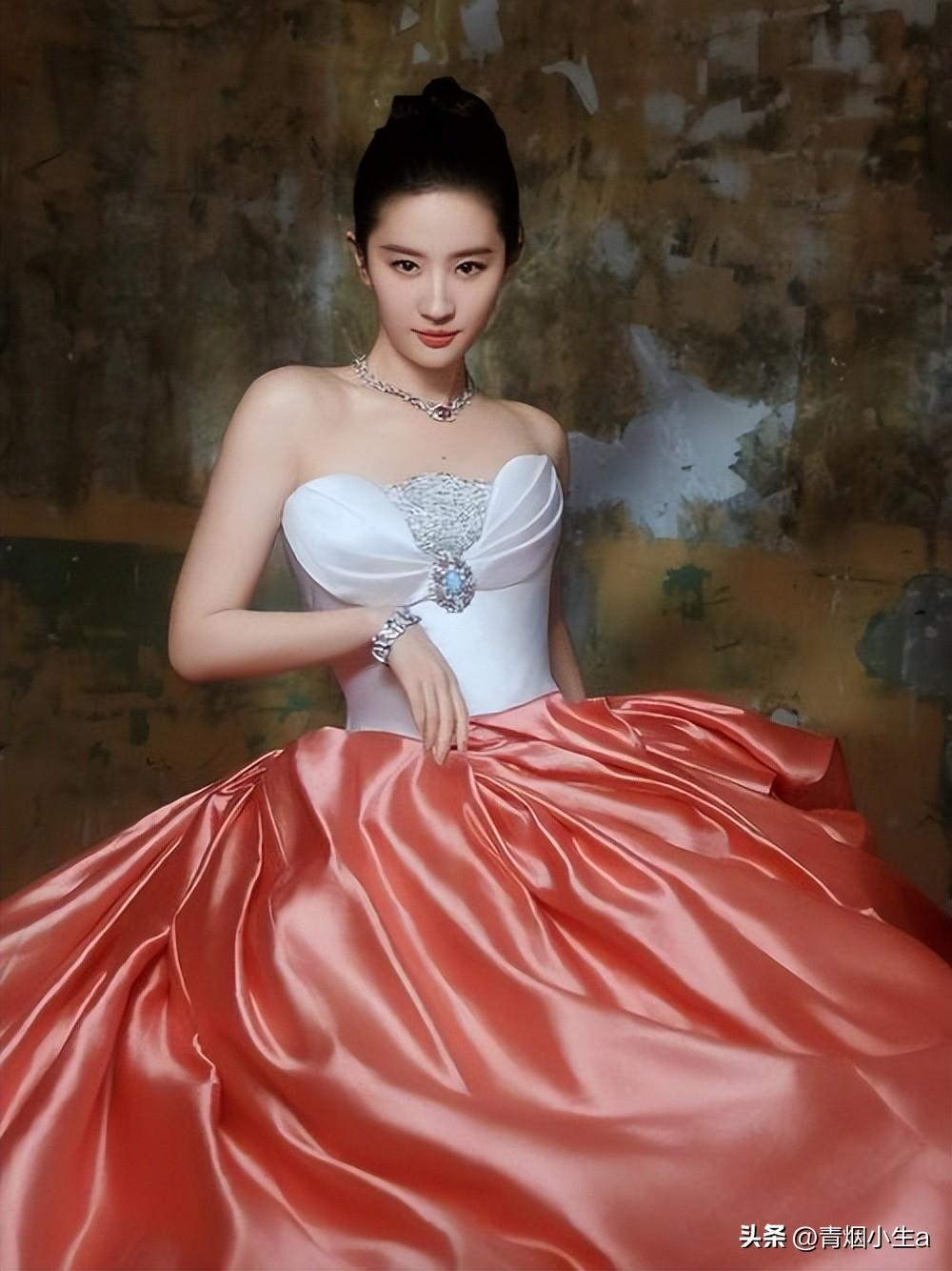 36岁刘亦菲亮相新作发布会，粗短大白腿引热议，网友：目测110斤-刘亦菲显小