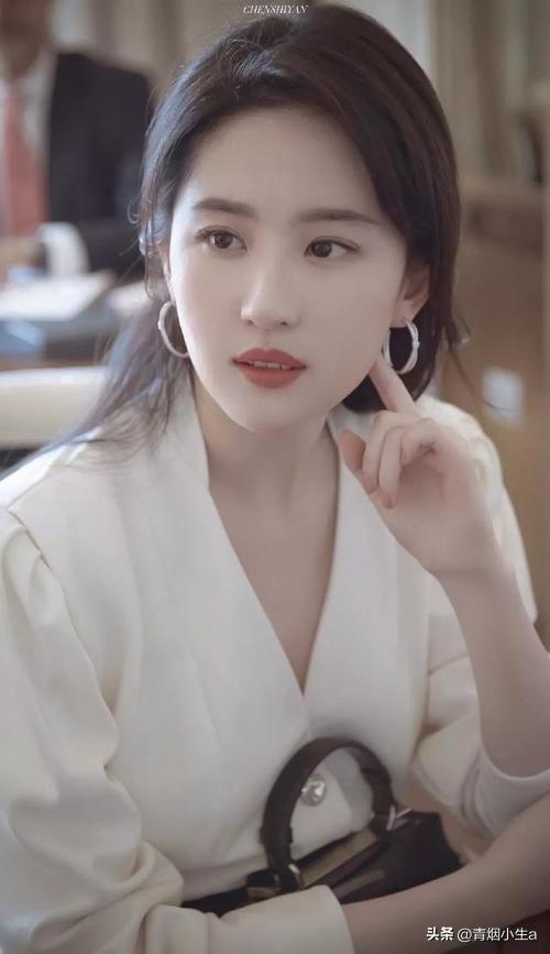 36岁刘亦菲亮相新作发布会，粗短大白腿引热议，网友：目测110斤-刘亦菲显小