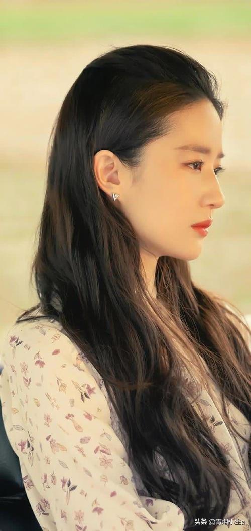 36岁刘亦菲亮相新作发布会，粗短大白腿引热议，网友：目测110斤-刘亦菲显小