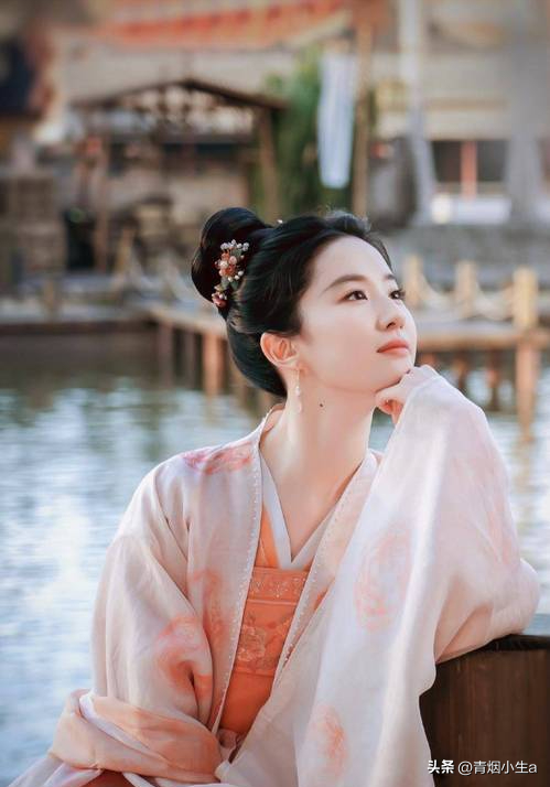 36岁刘亦菲亮相新作发布会，粗短大白腿引热议，网友：目测110斤-刘亦菲显小