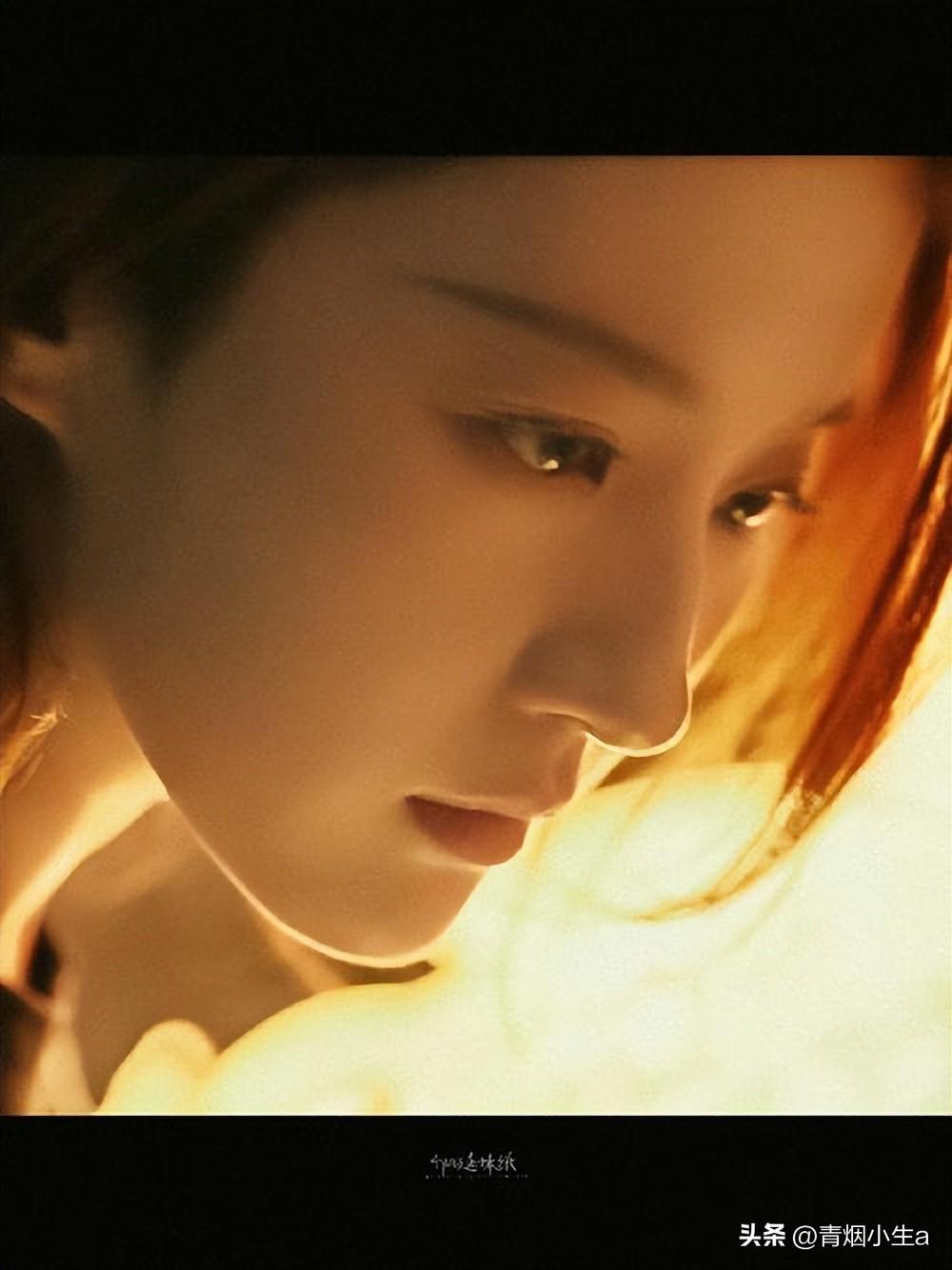 36岁刘亦菲亮相新作发布会，粗短大白腿引热议，网友：目测110斤-刘亦菲显小