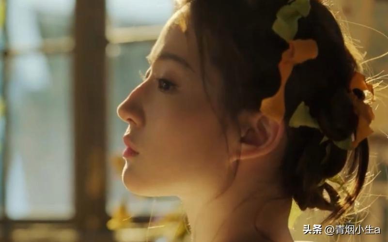 36岁刘亦菲亮相新作发布会，粗短大白腿引热议，网友：目测110斤-刘亦菲显小