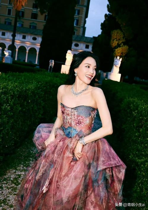 36岁刘亦菲亮相新作发布会，粗短大白腿引热议，网友：目测110斤-刘亦菲显小