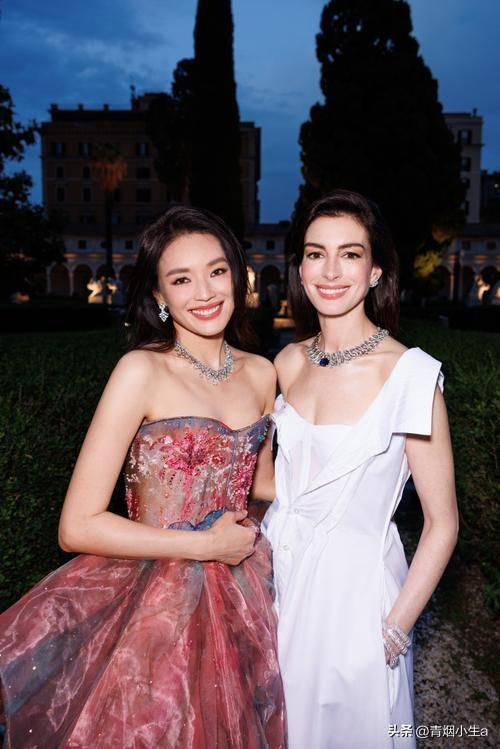 36岁刘亦菲亮相新作发布会，粗短大白腿引热议，网友：目测110斤-刘亦菲显小