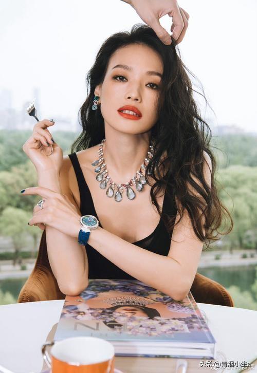 36岁刘亦菲亮相新作发布会，粗短大白腿引热议，网友：目测110斤-刘亦菲显小