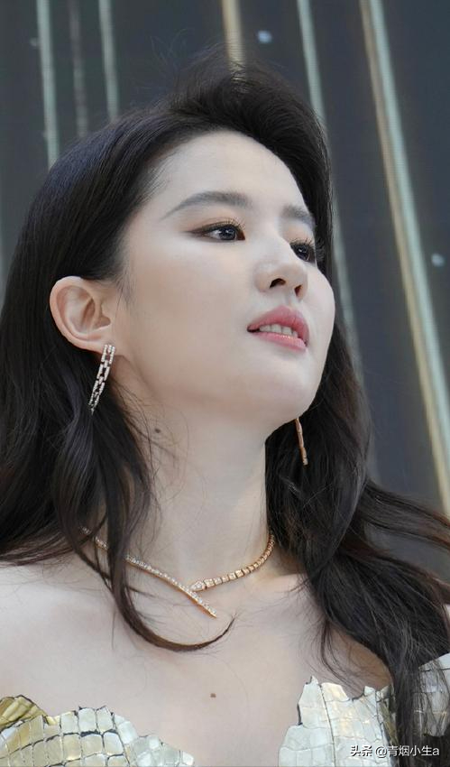 36岁刘亦菲亮相新作发布会，粗短大白腿引热议，网友：目测110斤-刘亦菲显小