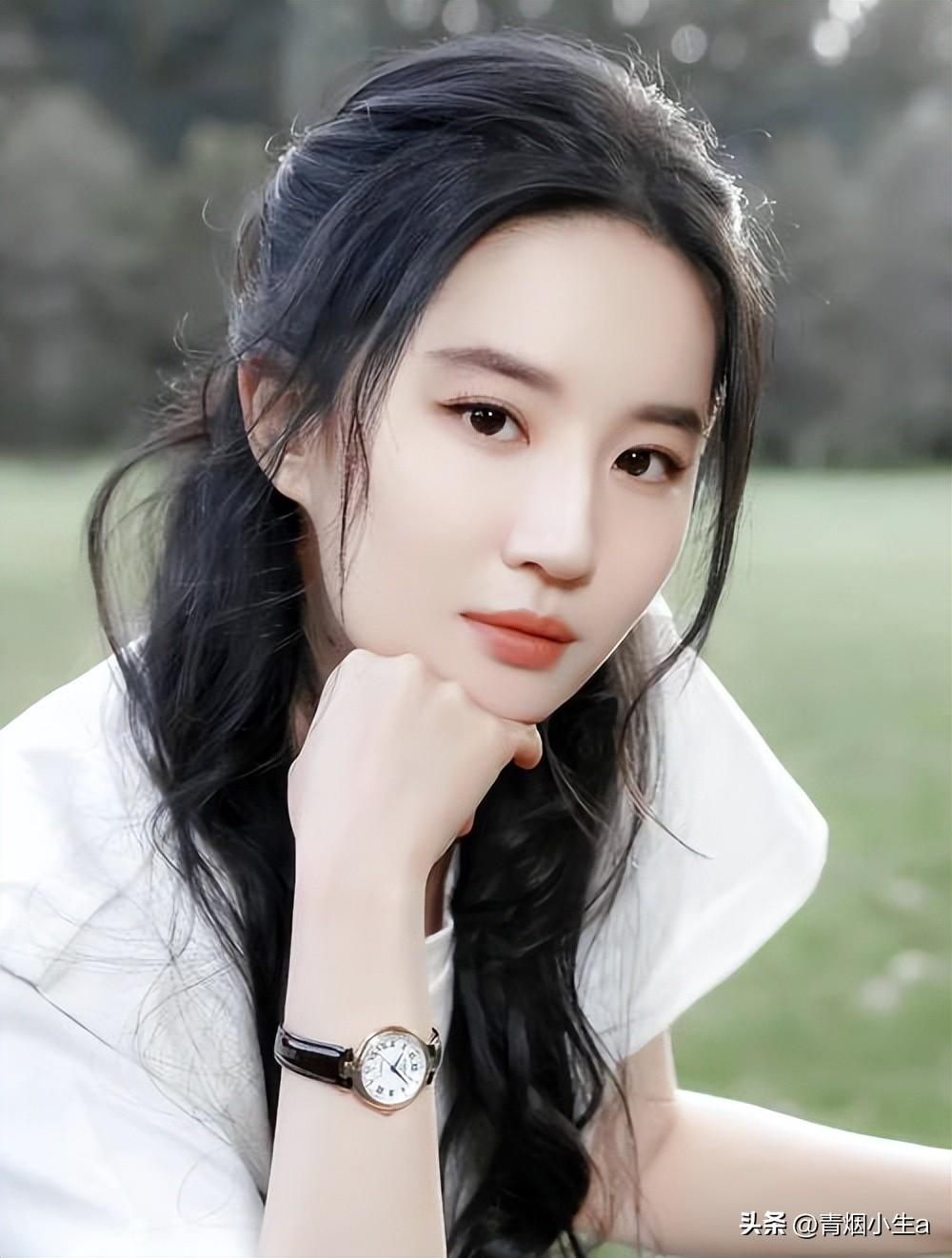 36岁刘亦菲亮相新作发布会，粗短大白腿引热议，网友：目测110斤-刘亦菲显小