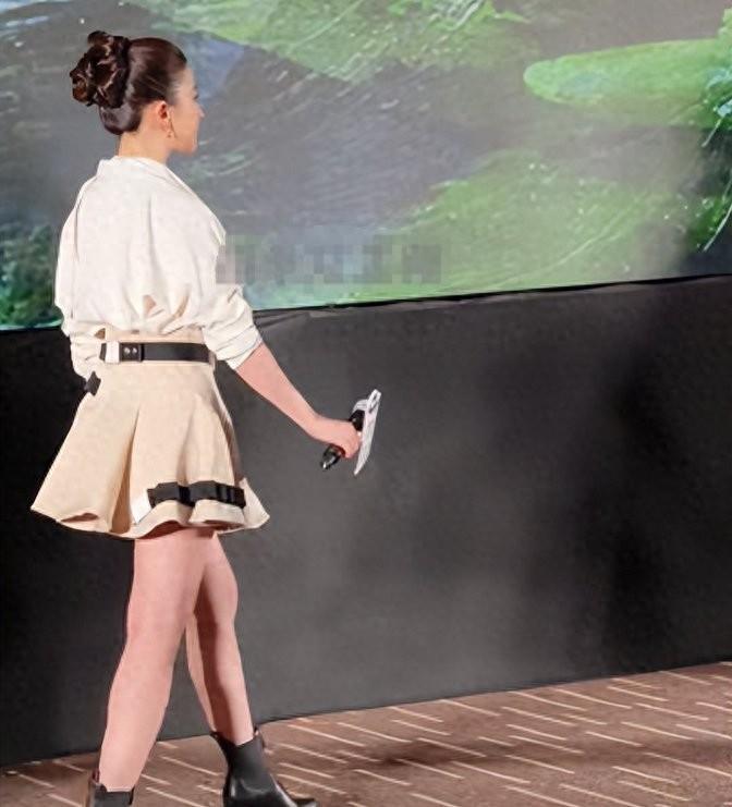 36岁刘亦菲亮相发布会？网友炸锅：身材走样了吗？-刘亦菲出席活动礼服