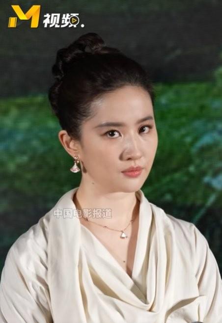 36岁刘亦菲亮相发布会？网友炸锅：身材走样了吗？-刘亦菲出席活动礼服