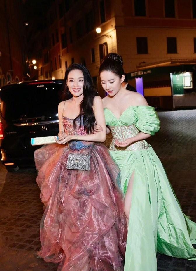 36岁刘亦菲亮相发布会？网友炸锅：身材走样了吗？-刘亦菲出席活动礼服