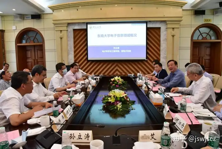华为公司CEO任正非一行访问东南大学-任正非到访大学