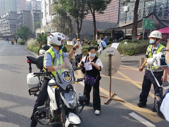 高考首日 成都交警全力护航8.39万考生-成都高速交警官网