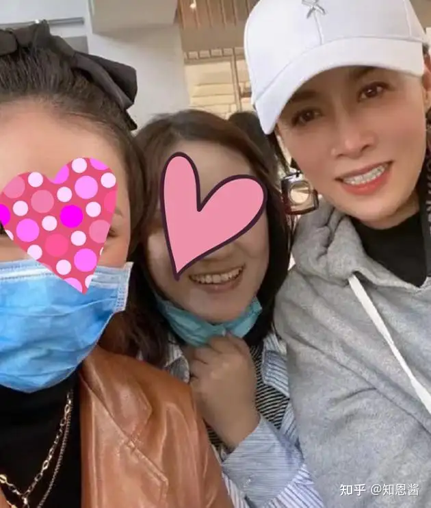 机场踢人，好声音耍大牌，54岁的那英怎么突然性情大变？-那英当众踹人怎么回事