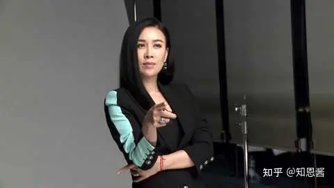 机场踢人，好声音耍大牌，54岁的那英怎么突然性情大变？-那英当众踹人怎么回事