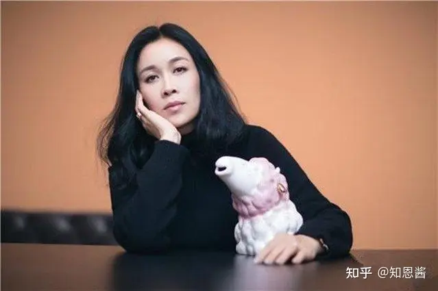 机场踢人，好声音耍大牌，54岁的那英怎么突然性情大变？-那英当众踹人怎么回事