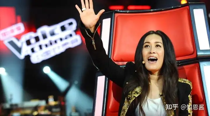 机场踢人，好声音耍大牌，54岁的那英怎么突然性情大变？-那英当众踹人怎么回事