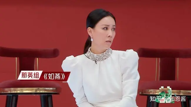 机场踢人，好声音耍大牌，54岁的那英怎么突然性情大变？-那英当众踹人怎么回事