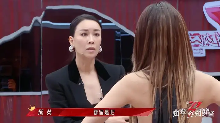 机场踢人，好声音耍大牌，54岁的那英怎么突然性情大变？-那英当众踹人怎么回事