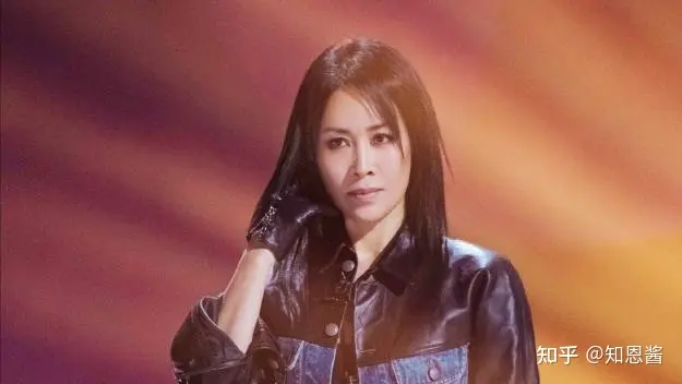 机场踢人，好声音耍大牌，54岁的那英怎么突然性情大变？-那英当众踹人怎么回事