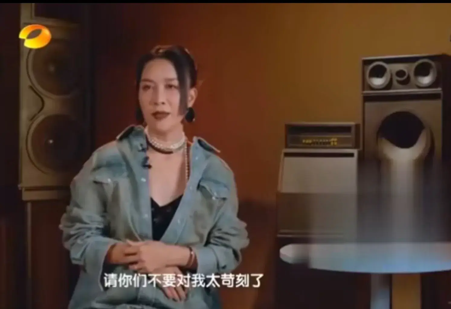 突发!57岁那英酒店被追意外摔跤，看到身后的人群，网友怒了-那英在哪住