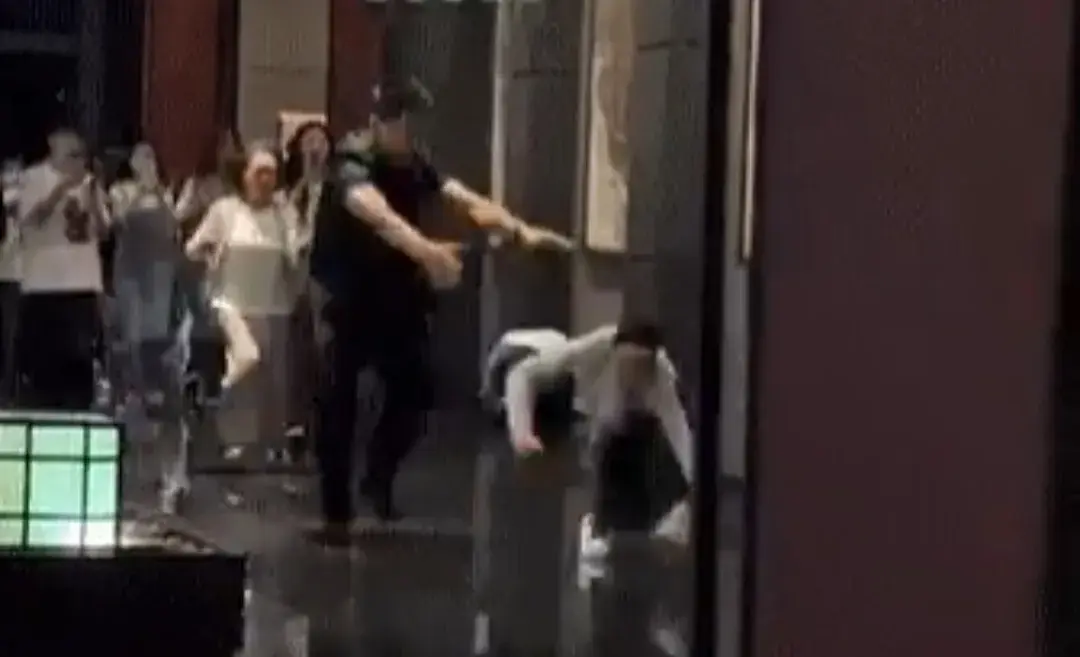 突发!57岁那英酒店被追意外摔跤，看到身后的人群，网友怒了-那英在哪住