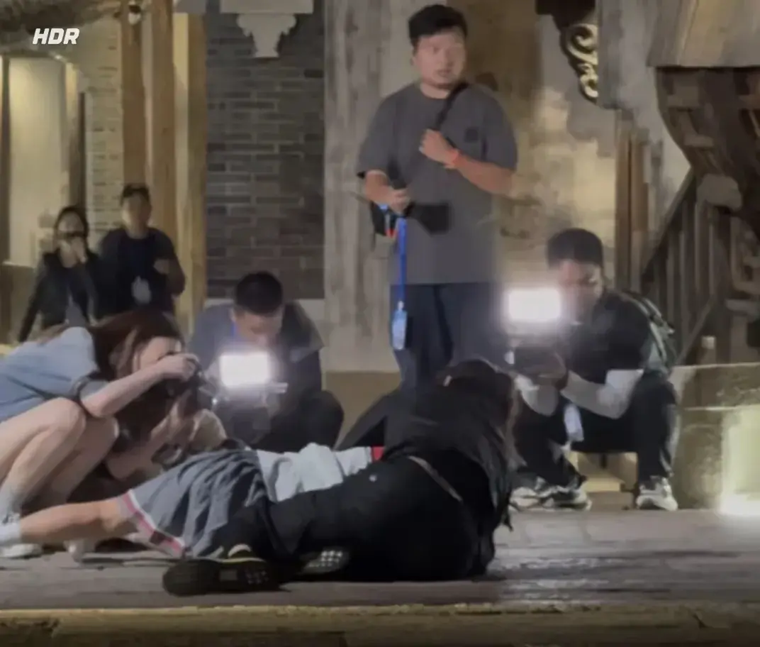 突发!57岁那英酒店被追意外摔跤，看到身后的人群，网友怒了-那英在哪住