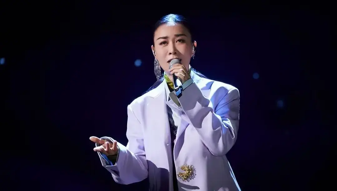 突发!57岁那英酒店被追意外摔跤，看到身后的人群，网友怒了-那英在哪住