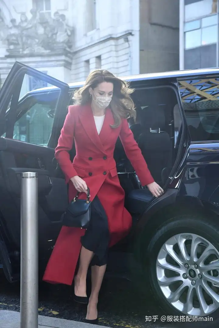 又被凯特王妃惊艳到了，穿复古红色大衣，温婉知性，美得不可方物-凯特王妃穿搭合集