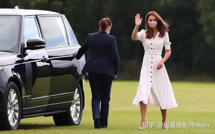 又被凯特王妃惊艳到了，穿复古红色大衣，温婉知性，美得不可方物-凯特王妃穿搭合集